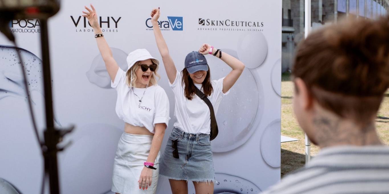 Zuschauer sitzen vor der Bühne mit einem Sprecher